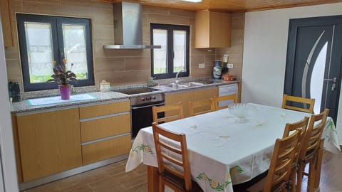 Kitchen or kitchenette, Dining area, minibar, pet friendly, stove