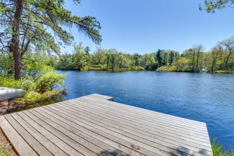 Lakefront Poconos Vacation Rental with Swim Dock! Casa in Tunkhannock Township