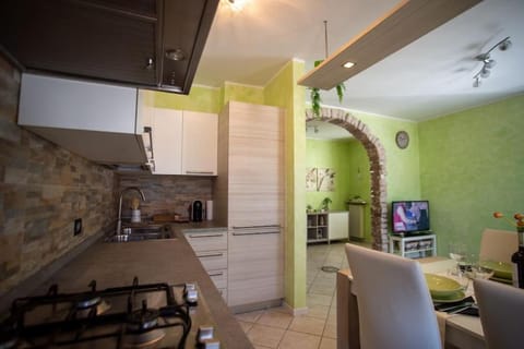 Kitchen or kitchenette, Dining area, stove