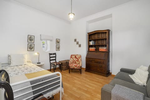 WHome Amazing House in Carcavelos historical center w/ private patio & BBQ Maison in Carcavelos