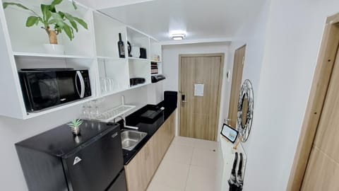 Brand New 2-bedroom Condominio in Las Pinas