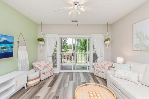 The Salty Fairway, Golf Course Condo with Resort Style Pool, 5 Miles from Beach, Fully updated Apartment hotel in Carolina Forest