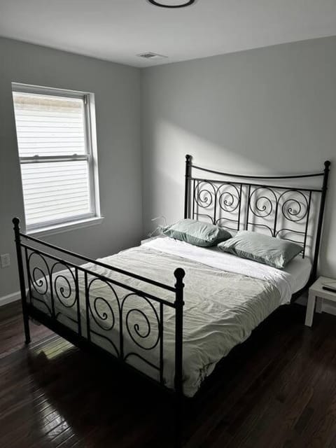 Spacious 2-Bedrooms Condo in Irvington