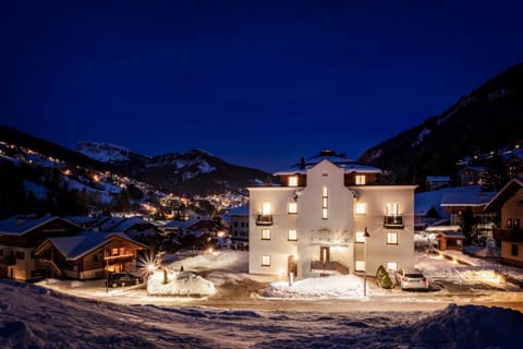 Facade/entrance, Night, Neighbourhood, Winter