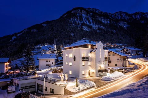 Facade/entrance, Night, Neighbourhood, Winter