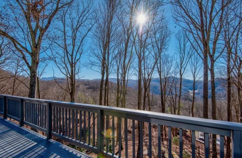 Peek-a-Boo Lodge House in Watauga