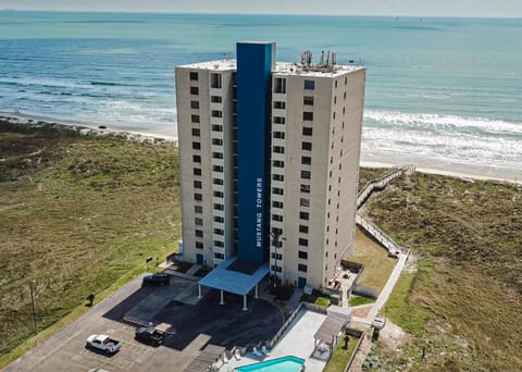 Gulf view, 7th floor condo, with boardwalk to the beach and pool House in Corpus Christi