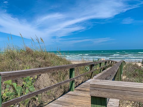 Gulf view, 7th floor condo, with boardwalk to the beach and pool House in Corpus Christi