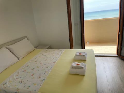 Photo of the whole room, Sea view