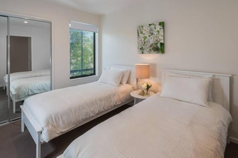 H6B - Round About Bulimba Apartment in Bulimba