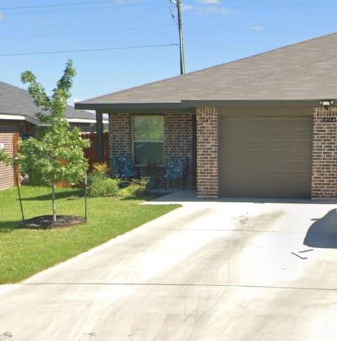 Fully Furnished with Full Kitchen Appliances, 3 Bedroom and 2 Bath Home Condo in Killeen