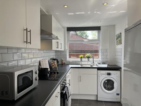 Modernised central Wigan townhouse sleeps up to 6 Apartamento in Wigan