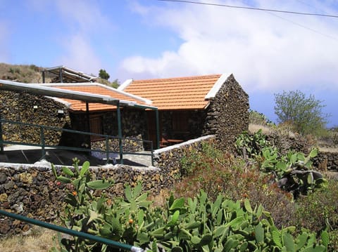 Facade/entrance, View (from property/room)