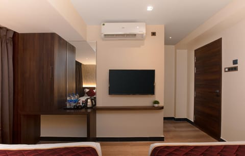 Communal lounge/ TV room, Bed, TV and multimedia, Photo of the whole room, Bedroom, hair dresser, wardrobe, air conditioner