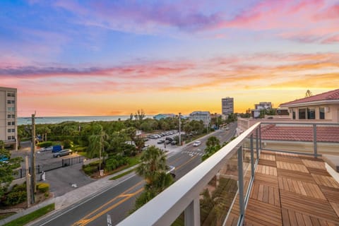 Elevated Perspective Maison in Siesta Beach