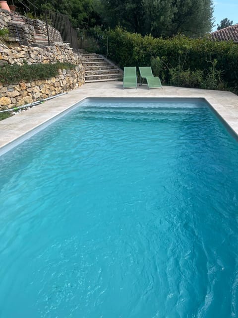 Hauteurs de Toulon : Charmant studio piscine Apartment in Toulon