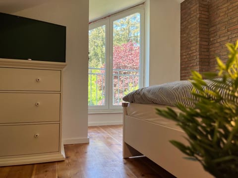 Bed, TV and multimedia, Photo of the whole room, Bedroom, Garden view