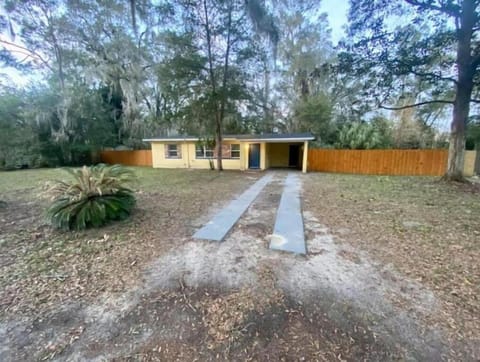 Peaceful renovated house centrally located House in Gainesville