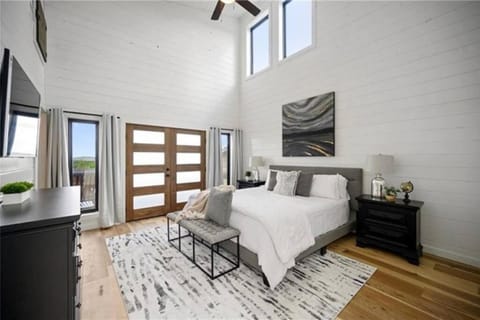 NEW, Luxe, A+Location, Sleeps up to 24, Great View! House in Oklahoma