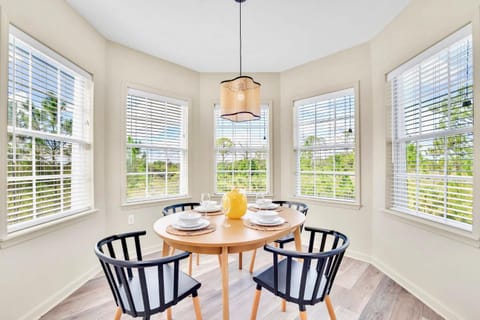 Seating area, Dining area