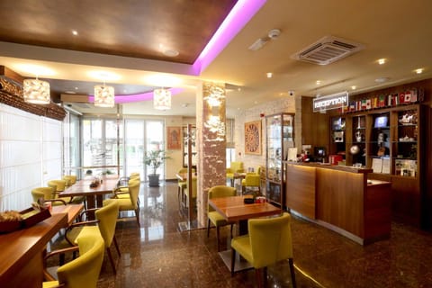 Restaurant/places to eat, Lobby or reception, Lounge or bar, Decorative detail, Non alcoholic drinks, Certificate/Award