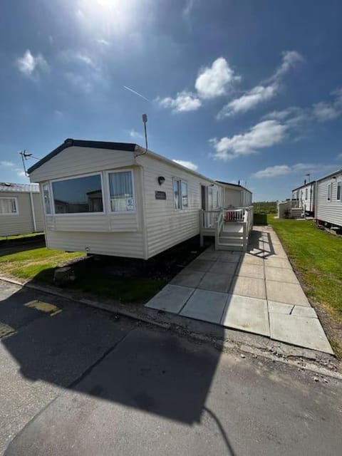 Whitstable, CW18, 2 bed park home, Alberta Holiday Park Apartment in City of Canterbury