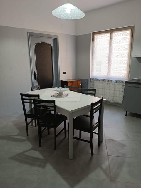 Kitchen or kitchenette, Seating area, Dining area