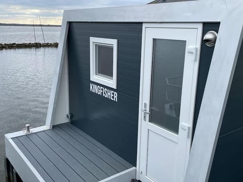 Houseboot Kingfisher, lake view Docked boat in Biddinghuizen