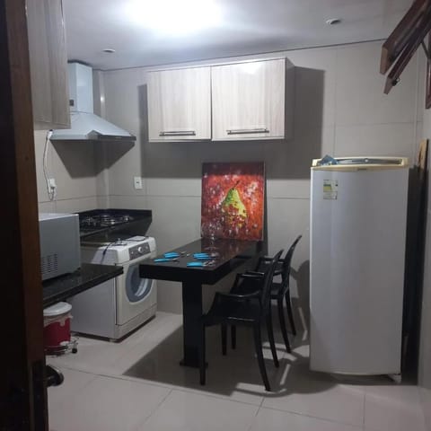 Kitchen or kitchenette, Dining area, minibar, oven, stove