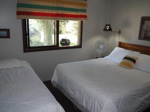 Sleeping Bear Riverside Cabins - Cabin #2 Casa in Honor
