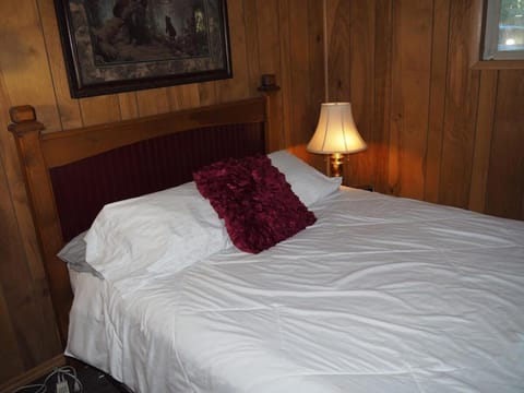 Sleeping Bear Riverside Cabins - Cabin #5 Maison in Honor