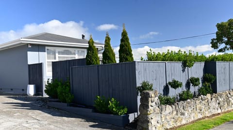 Modern and Private Guesthouse with Hot Tub located 500m to Havelock North Village Condo in Havelock North