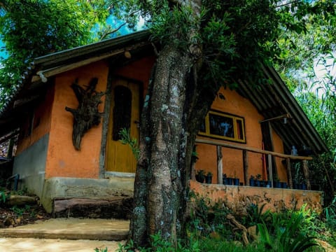 SHADOW MASK BUNGALOW Bed and Breakfast in Central Province