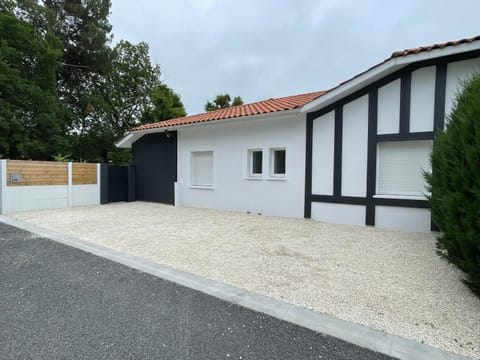 Maison à biscarrosse avec piscine et jacuzzi House in Parentis-en-Born