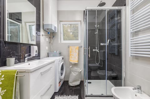 Shower, Toilet, Bathroom, towels