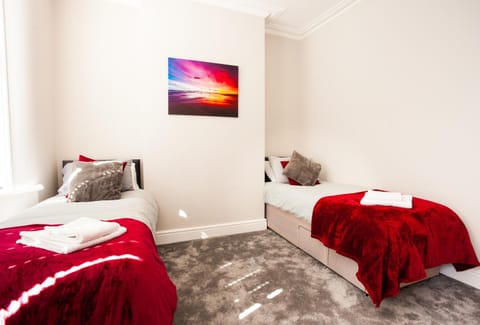Contractor house, sleeps 7, close to restaurant's & bars, long stays available, Oveyo Accommodation Condo in Middlesbrough