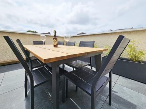 Patio, Day, Balcony/Terrace, Dining area