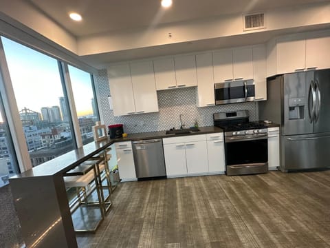 HUGE 2bedroom condo Apartment in Glendale