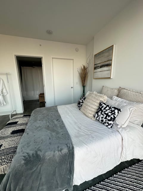 HUGE 2bedroom condo Apartment in Glendale