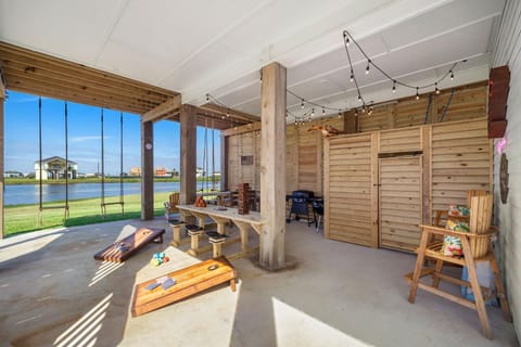 New Home w/ Amazing Views-Close to Beach, Bay, & Galveston Island State Park House in Hitchcock