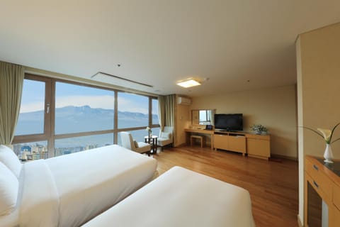 Bed, TV and multimedia, Bedroom, City view, Mountain view