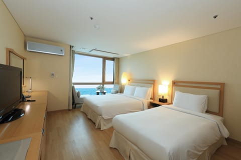 Bed, TV and multimedia, Bedroom, Sea view