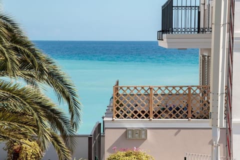 Property building, Balcony/Terrace, Beach, Sea view