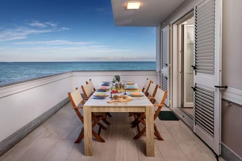 Patio, View (from property/room), Balcony/Terrace, Dining area, Sea view