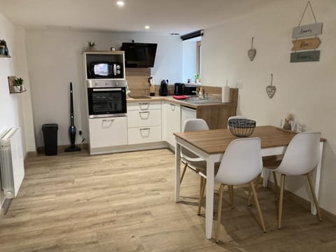 Kitchen or kitchenette, Dining area, minibar, pet friendly, stove, toaster