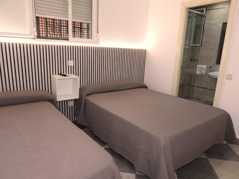 HOSTAL HENARES Hotel in Madrid