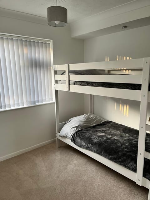 Bedroom, bunk bed