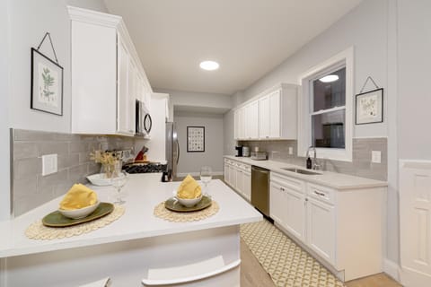 The East Rock, 4BR, On-site Parking, Washer & Dryer, Walk to Yale Condo in New Haven