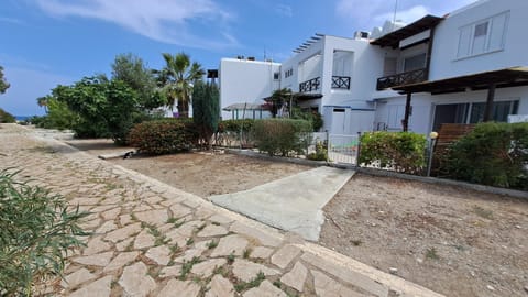 Yialos cozy beach house Condo in Larnaca