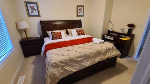 Beautiful Master Bedroom, TV, Wi-fi, Laundry, Parking Vacation rental in Cambridge
